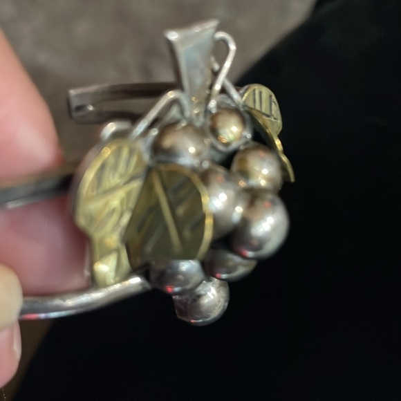 Vintage brass sterling silver grape leaf cluster cuff bracelet - Picture 4 of 6